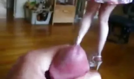 Pelirrojas viejo folla un consolador enorme de la cubierta a través de un agujero señoras bien tetonas en pantimedias antes de tener relaciones sexuales