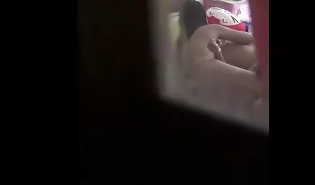 Señora de la viejas chichonas calientes limpieza con gran culo con el host gritando de placer