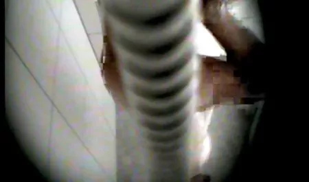De piel oscura de la muñeca está cumplido y vaginal relaciones sexuales con un hombre en stock delgada chichona