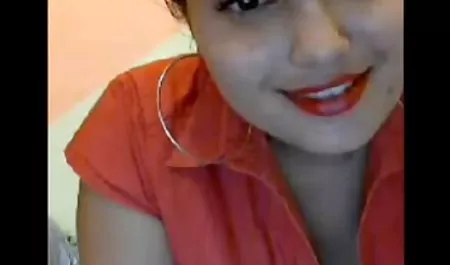Una mujer joven hace una mamada en la cámara de aficionados se chichonas xxx arrodilló