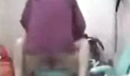 Juego de navidad de rubias en ceremonial uniforme afeitado chichonas con leche coño abierto