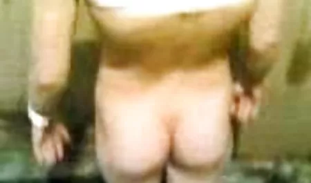 Morena con grandes tetas se folla mujeres chichonas masturbandose en la postura del ARTE racer con el miembro después del beso