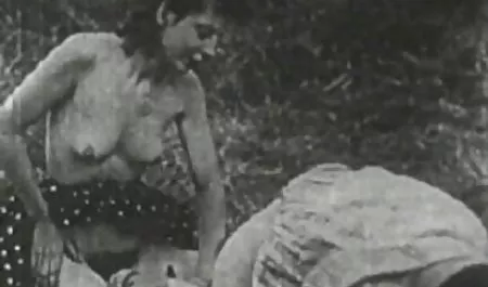 Chica asiática a partir de la introducción mujeres chichonas y panochudas del pene en la vagina