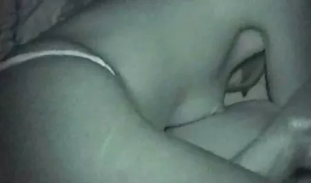 Completa la señoras chichonas cogiendo dama de las medias saltando alegremente sobre una pierna desnuda tetas grandes