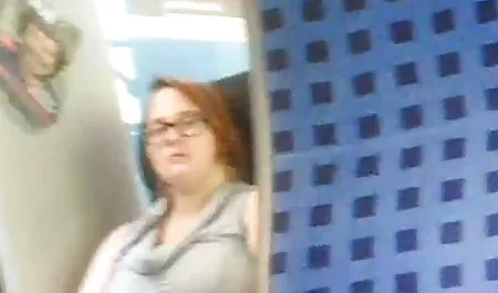 Chica joven señoras bien chichonas con grandes tetas con una polla larga en diferentes posiciones