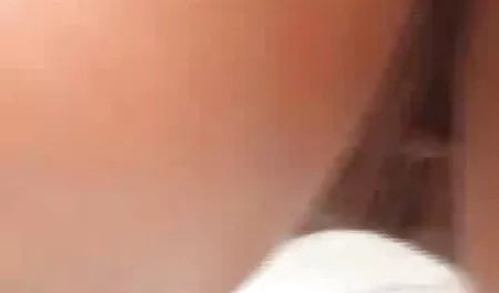 Español chica con grandes tetas se desnuda y el culo saltos camaradas mujeres chichonas mujeres chichonas en el tronco