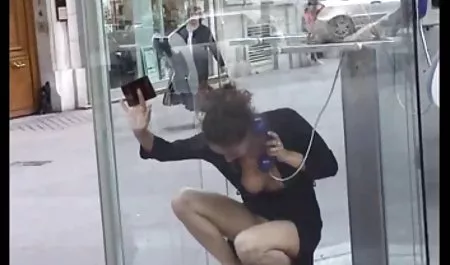 Hombre fisting vaginal inquieto dama en el sofá buenotas tetonas de cuero