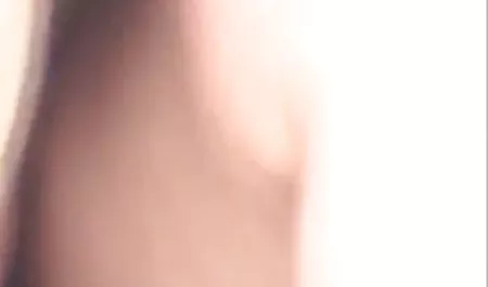 La barba Caballero chichonas y cojelonas folla delante de vebkameroy lleno de pasión con grandes tetas naturales