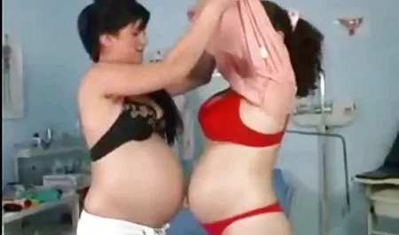 Puta en corsé super culonas y chichonas obtiene cunnilingus en las inmediaciones de la nave en el estilo de