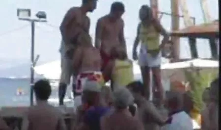 Travieso joven chichonas y buenas es atacado con la polla y hacerle una mamada increíble
