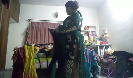 Chica con culo grande dos mujeres chichonas en aceite tira hacia abajo a su ropa interior en el proceso de show erótico