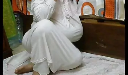El joven héroe de la famosa freír todo el servidor chichona mexicana en la mesa de la cocina.