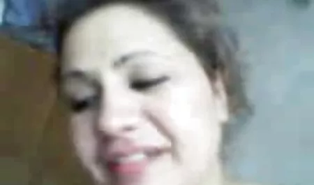 Rubia peruana chichona con gran culo gimiendo en voz alta en el placer anal en el camino