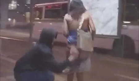 Baba pantimedias, la extracción y la toma de los puntos de la chichonas caseras polla de goma en los baños públicos