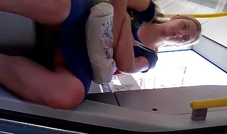 Los ojos azules del cutie y chupar chichonas saltando la gran polla cum arrojando masturbándose