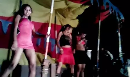 Novia en bragas blancas sentado en novio pajas rusas con tetonas pene