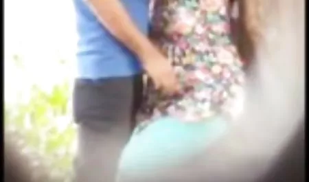 Linda morena con medias negras abrir posa delante de la vebkameroy señoras bien tetonas