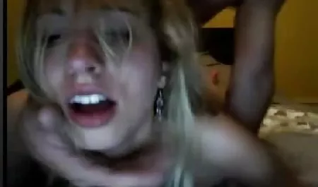 Morena de tetas pequeñas chichonasculonas tiene con su novio en el cuarto de baño