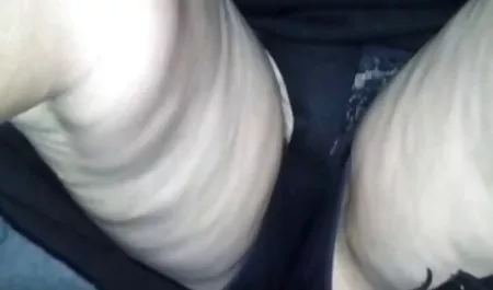 Una joven y hermosa mujer que está haciendo mamada con profundo suceder antes de que en una carrera de sexo señoras tetonas mexicanas