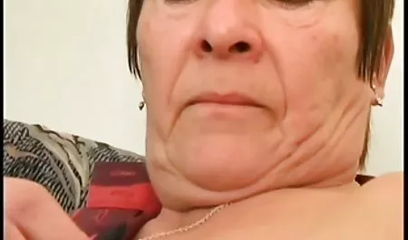 La niña pelirroja llegó a casa del trabajo y empezó a desnudarse en el video xxx chichonas videochat