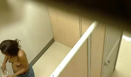 Chica en la ducha en el cuarto cjichonas de baño