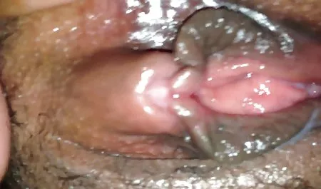 Un hombre vulgar aficionado de brasileñas chichonas la cámara de la filmación de la gran mujer en el culo en bragas blancas
