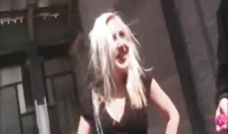 Una mujer negra con una toalla sobre los chichonas manoseadas ojos de un anónimo colaborador en POV