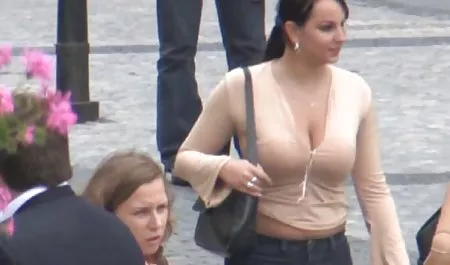 Red de mujeres chichonas desnudandose limpieza hace que la garganta mamada antes de tener relaciones sexuales con un hombre calvo