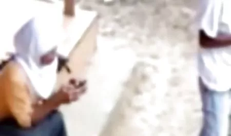 Hombre viejo con barba, sosteniendo una mujer joven cogió su pene en su mujeres buenas chichonas vagina.