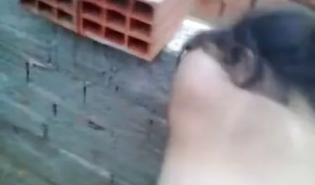Joven masturbándose con un sexo gratis con chichonas consolador a través de vestido corto en negro