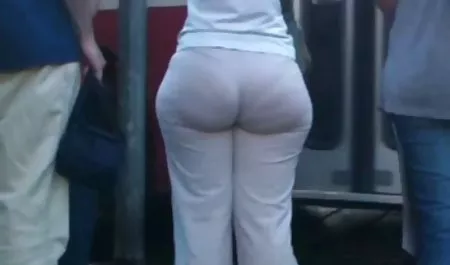Chica sexy en medias de hace una profunda mamada para empezar el descontrol público, xxx chichonas hd sexo en grupo