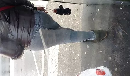 El hombre barbudo empujado en los aspectos de la blanca grande, de tronco de mujeres chichonas sin brasier árbol en el culo