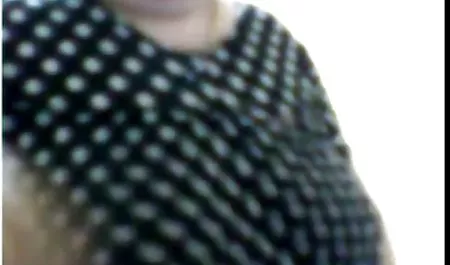El pelo rojo de la criada, a la edad de mierda con el anfitrión en la suave mujeres chichonas sexis cama en medias