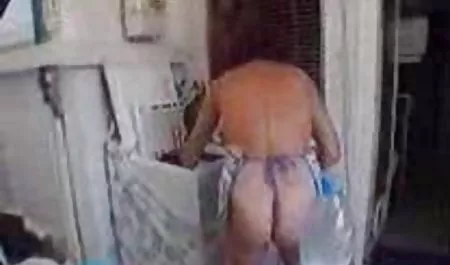 Esposa de la casa en ropa morras culonas y chichonas interior blanca y calcetines posa delante de la vebkameroy