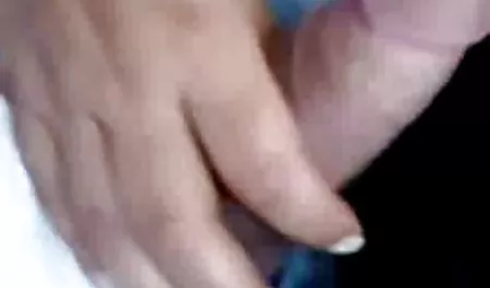 Ama de casa, lavado de la planta, tímidamente enseñando sus grandes tetas quiero ver viejas chichonas naturales