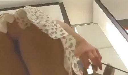 Amigo le hizo cosquillas con la lengua el clítoris de una joven mujeres chichonas desnudandose morena