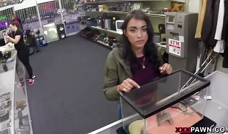 Doble chichona japonesa fisting en el jardín del mal y apasionado de lesbianas