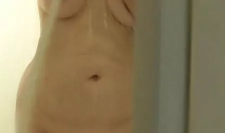 Jura en un picnic con su chichonas en accion novio y chupar la polla de su amigo bajo un árbol