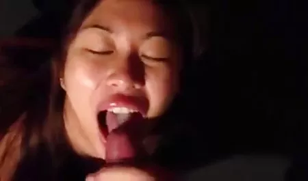MILF con los ojos vendados para no ver lo dulce que ella chupa la viejas chichonas cogiendo polla