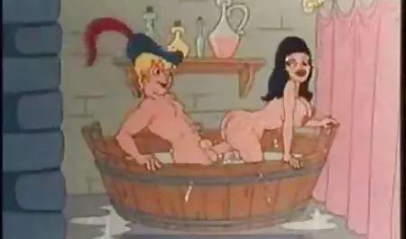 La belleza se encuentra con las piernas abiertas y muestra el viejas desnudas chichonas coño afeitado