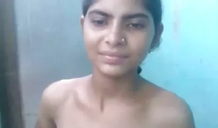 Socio impresionado amigo y empuja la grasa Tornillo en la parte posterior del mujeres chichonas cachondas agujero