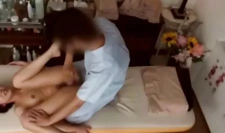 Chick folla con un hombre educado en el banco de masaje mujeres chichonas peludas