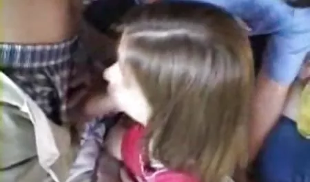 Nacido en vestido chichonas y puchonas rojo que trabajan con mujeres la masturbación sentado en la mesa
