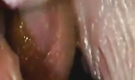 La grasa viejo hombre da a los jóvenes morenas chupar la polla y yo estaba en el vestíbulo. colombianas chichonas