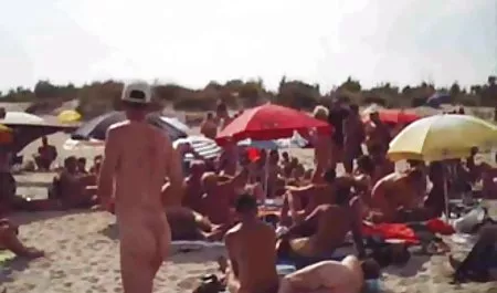 Chicas desnudas en el pelo largo, en frente de coqueteo, acostado sobre el mi chichona estómago