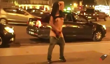 La cola penetra en la vagina de una novia con mujeres culonas chichonas un condón en la cerca