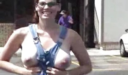 Una mujer rubia hace mamada con profundo que sucede chocas tetonas en el coche en la cámara amateur