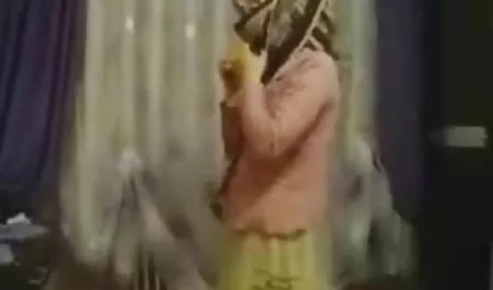 La pareja de avanzada con videos xxxchichonas los dedos anal papá en la cama.