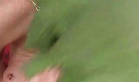 Una mujer se pasea mujeres chichonas culonas por el patio a tomar el sol con abrir los pechos de la piscina