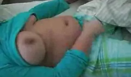 El pelirrojo la belleza en las medias se acaricia a sí misma con sus manos, el uso de ropa y la ropa videos xxx de chichonas interior